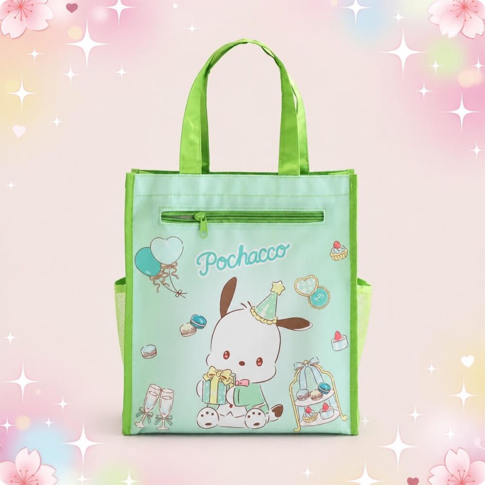 Un sac Kawaii tote bag imprimé Pochacco pour toutes occasions, vert clair, avec deux anses, une poche zippée et un dessin de Pochacco, posé sur un fond pastel décoré de fleurs et d’étoiles.
