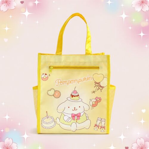 Un sac kawaii tote bag avec motif Pompompurin jaune, orné d’un personnage et de dessins de fête, présenté sur un fond pastel décoré de fleurs et d’étoiles.