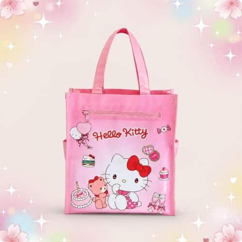 Un sac kawaii tote bag orné du motif Hello Kitty, rose avec deux anses et une poche zippée, décoré de Hello Kitty et d’un petit ours sur un fond pastel scintillant.