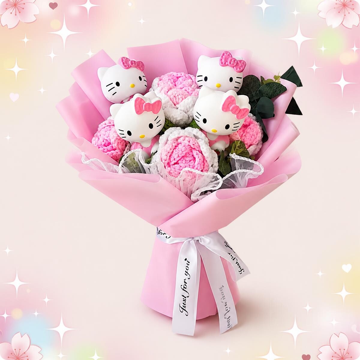 Un bouquet de roses en peluche Hello Kitty, entouré de fleurs roses et blanches et emballé dans du papier rose avec un ruban, sur un fond pastel décoré d’étoiles et de fleurs.