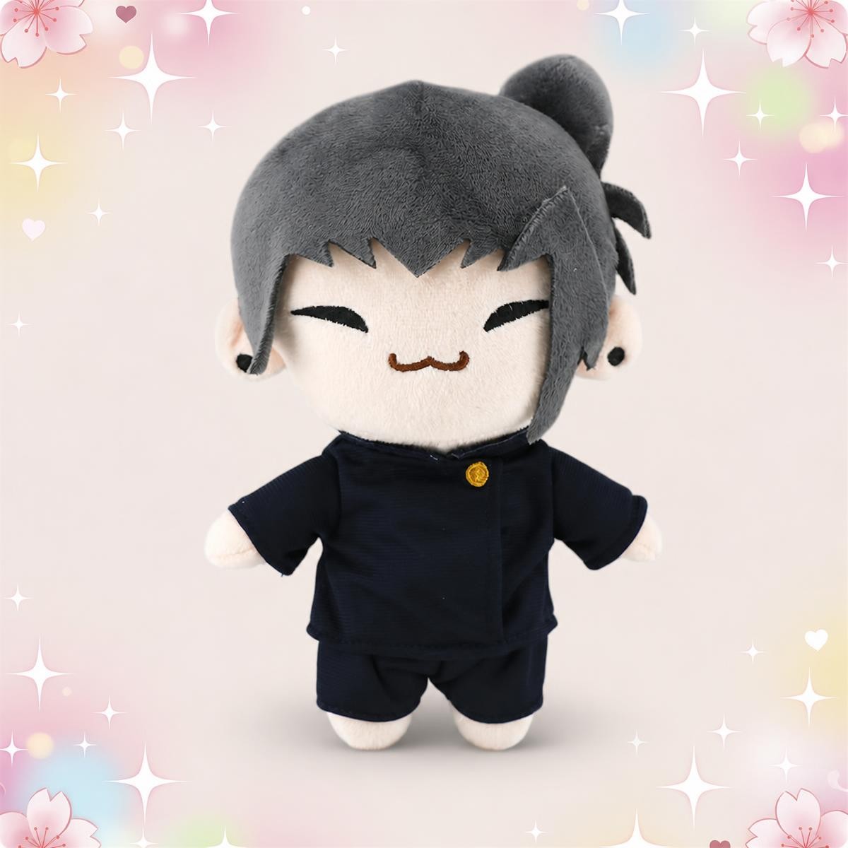 Une mini peluche kawaii Geto de Jujutsu Kaisen, avec des cheveux noirs, un visage souriant et un uniforme sombre, présentée sur un fond pastel décoré d’étoiles et de fleurs.