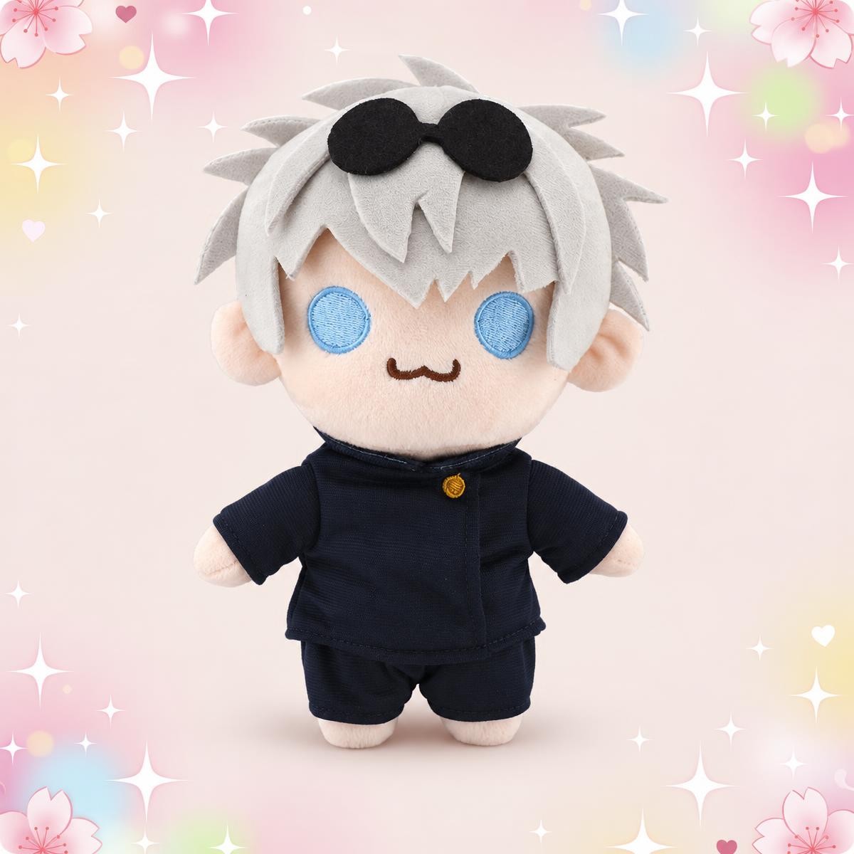 Une mini peluche kawaii Gojo de Jujutsu Kaisen aux cheveux blancs, aux yeux bleus et vêtue d’un uniforme noir, sur un fond pastel décoré de fleurs et d’étoiles.