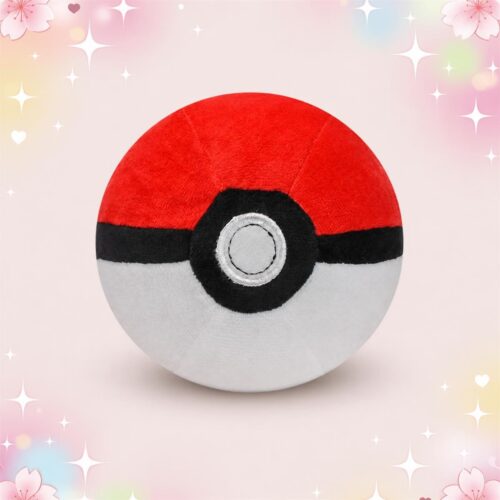 Une peluche en forme de Pokéball ronde et douce, rouge et blanche avec une bande noire et un bouton central, posée sur un fond pastel décoré de fleurs et d’étoiles.