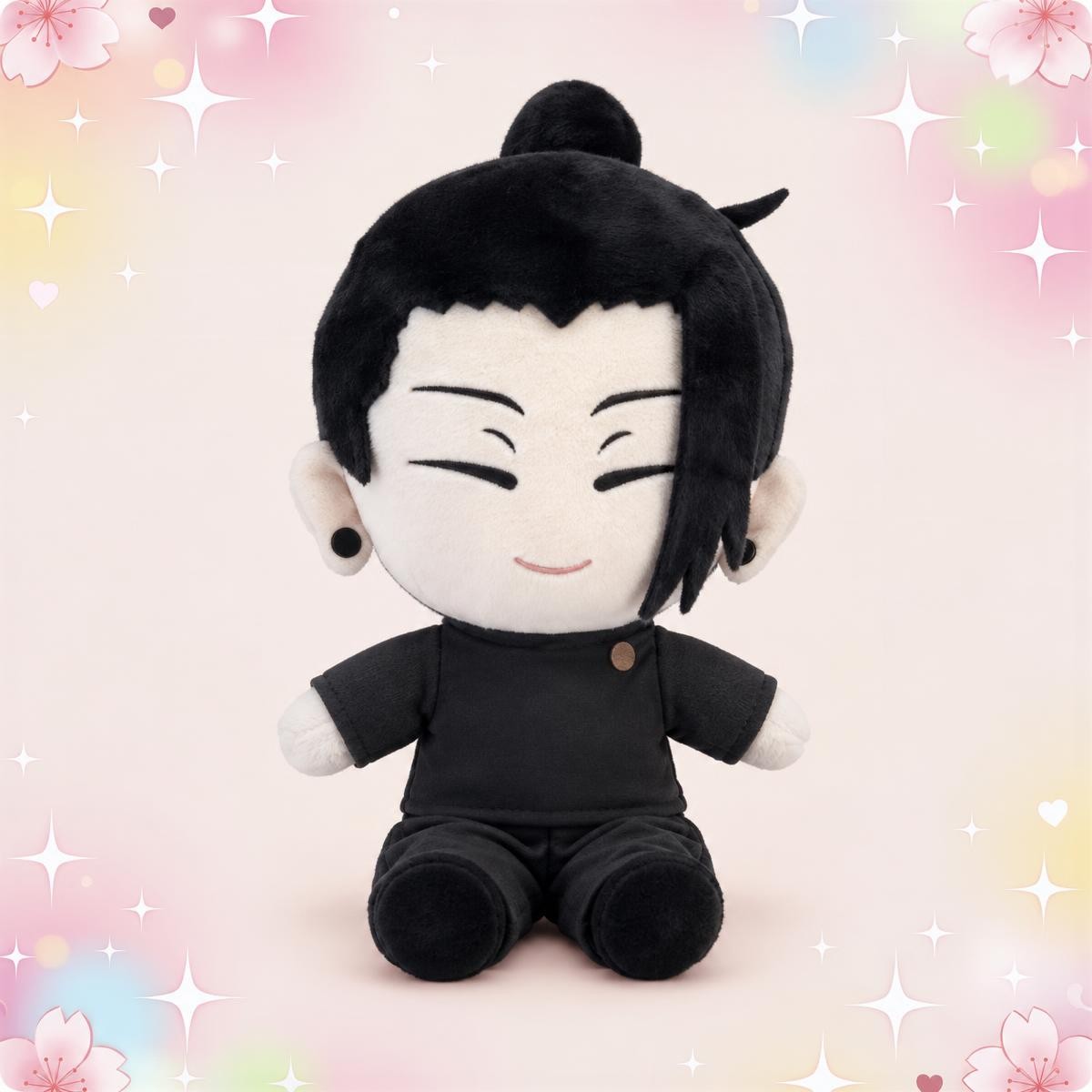Une peluche Suguru Geto adolescent de Jujutsu Kaisen assise, avec des cheveux noirs et une tenue noire, sur un fond pastel décoré de fleurs et d’étoiles.