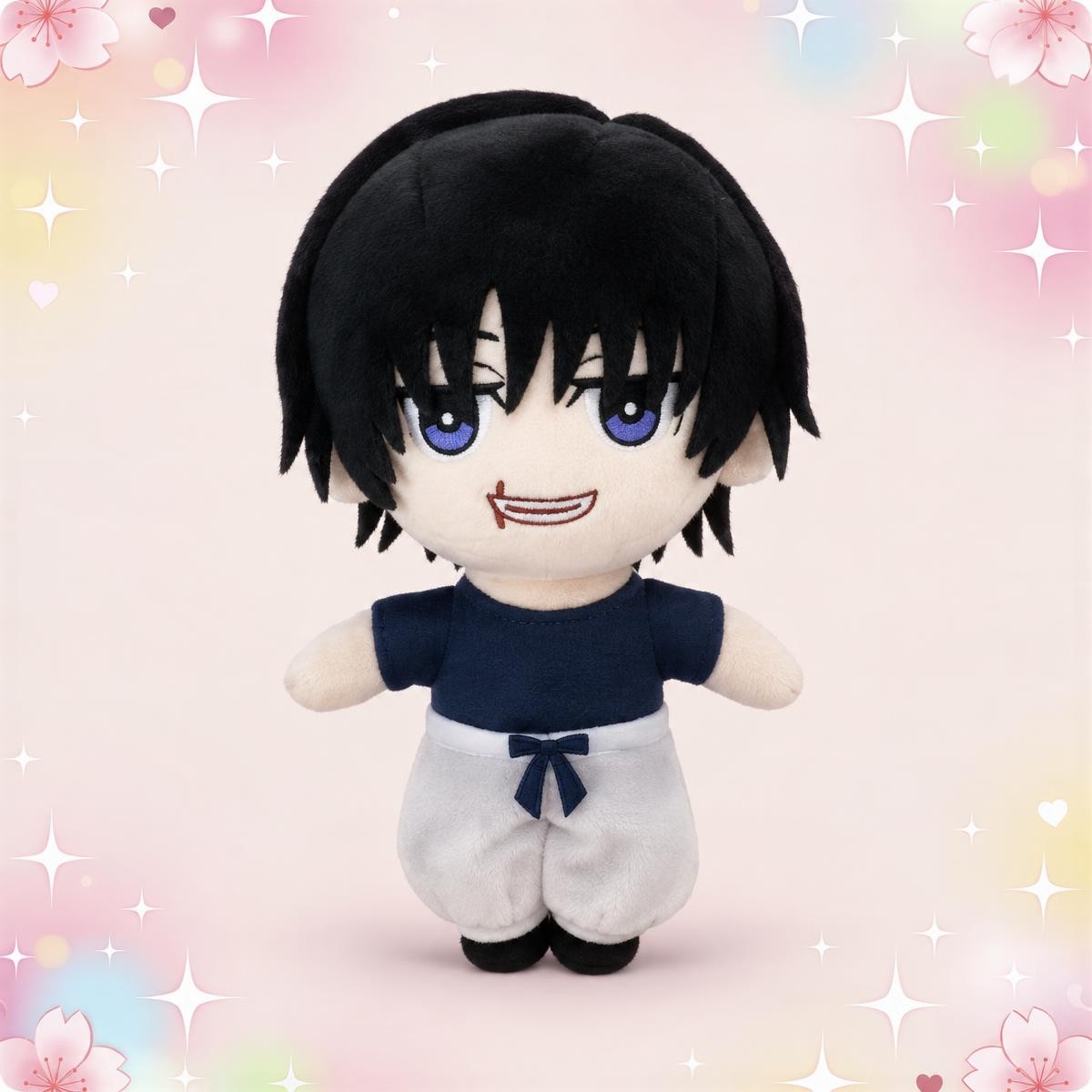 Une peluche Toji Fushiguro de Jujutsu Kaisen aux cheveux noirs et aux yeux bleus, vêtue d’un haut bleu et d’un pantalon blanc, posée devant un fond pastel décoré de fleurs et d’étoiles.