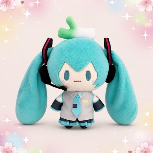 Une peluche Vocaloid Hatsune Miku turquoise avec de longues couettes, un casque noir et rose et une tenue grise et bleue, présentée sur un fond rose décoré de fleurs et d’étoiles.
