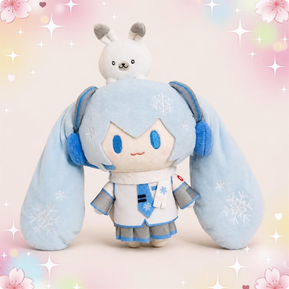 Une peluche Vocaloid Hatsune Miku version snow aux cheveux bleu clair, aux yeux bleus et vêtue d’une tenue blanche et bleue, posée devant un fond pastel décoré d’étoiles et de fleurs.