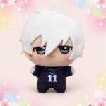 Un porte-clés peluche Nagi de Blue Lock représentant un petit personnage aux cheveux blancs, vêtu d’un maillot de football noir, sur un fond rose décoré d’étoiles et de fleurs.