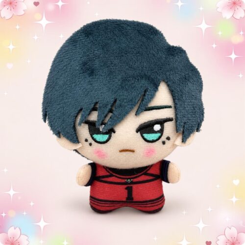 Un porte-clés peluche Rin Itoshi de Blue Lock représentant un petit personnage aux cheveux bleu foncé et portant un maillot rouge, sur un fond pastel décoré de fleurs et d’étoiles.