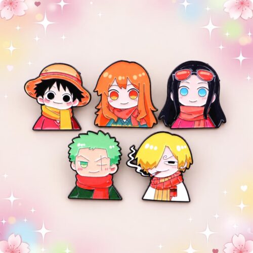 Cinq pins colorés en émail représentant des héros de One Piece, posés sur un fond pastel décoré de fleurs et d’étoiles, avec le lot de 5 pins Kawaii en émail sur les héros de One Piece.