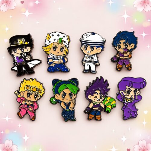 Un lot pins Kawaii en émail sur la série JoJo, représentant huit personnages colorés, disposés sur un fond pastel décoré de fleurs et d’étoiles.