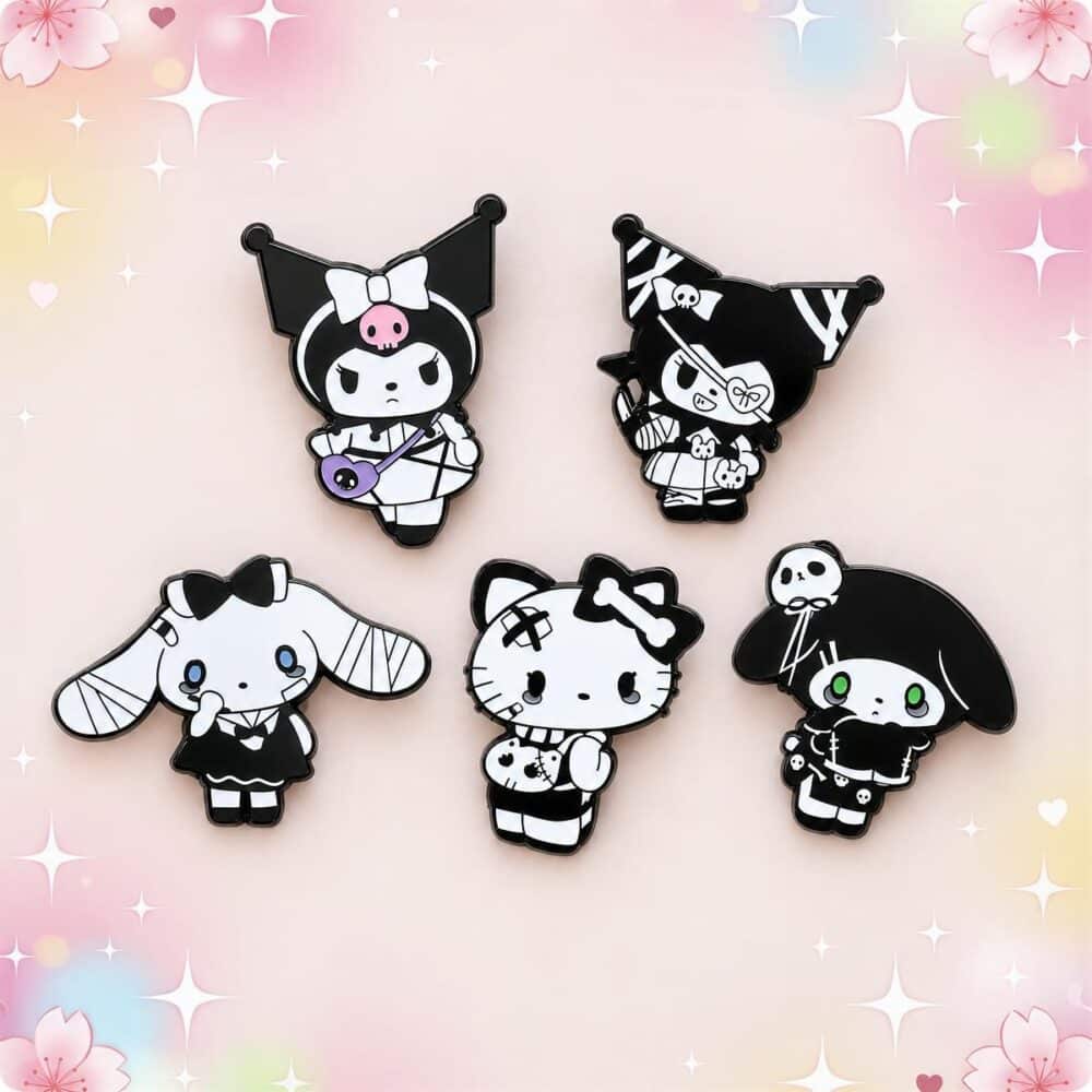 Un lot de 6 pins Kawaii aux personnages de Sanrio style gothique, représentant des personnages en noir et blanc, disposés sur un fond pastel décoré d’étoiles et de fleurs.