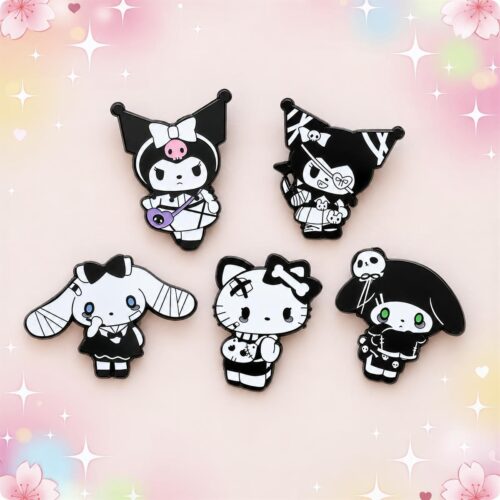 Un lot de 6 pins Kawaii aux personnages de Sanrio style gothique, représentant des personnages en noir et blanc, disposés sur un fond pastel décoré d’étoiles et de fleurs.