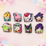 Un lot de 8 pins Kawaii style chibi Dragon Ball colorés, représentant de petits personnages de Dragon Ball, disposés sur un fond pastel décoré de fleurs et d’étoiles.